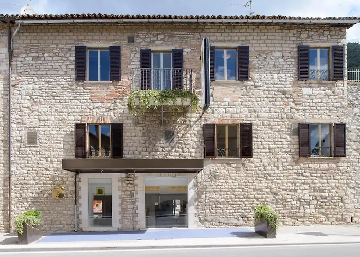 San Francesco E Il LupoAlbergo